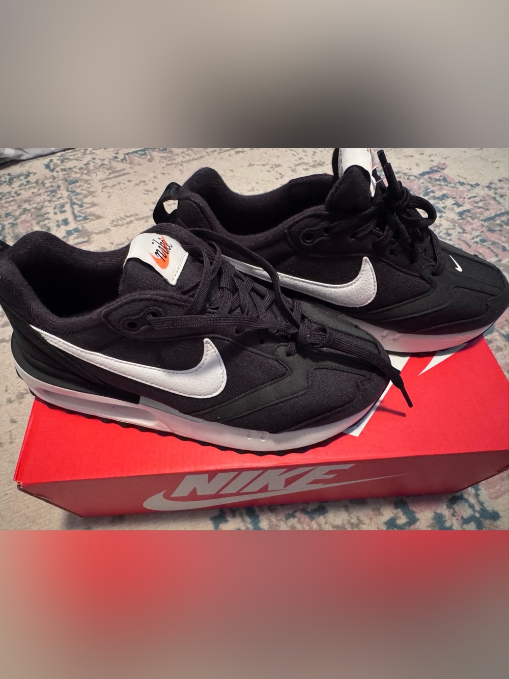 Nike Women’s Black/White AirMax Dawn Size 5